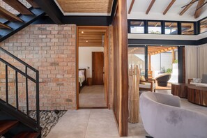 Schreibtisch, Bügeleisen/Bügelbrett, Reisekinderbett, WLAN