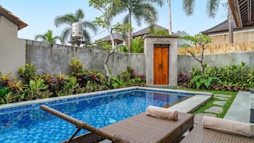 Kolam renang outdoor, dengan kursi berjemur