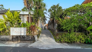 A narrow pathway leading to a building labeled "KamaJaya Villas - Sayan." - Villa Deruja Ubud (Ubud)