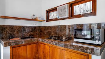 Villa, 1 habitación, piscina privada | Cocina básica privada | Frigorífico, microondas, placa de cocina y utensilios de cocina