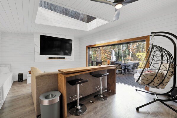 Smart TV, fireplace, DVD player, books - Perfect for Graduations & Family Trips, Spacious Retreat Near Truist Park (Atlanta)