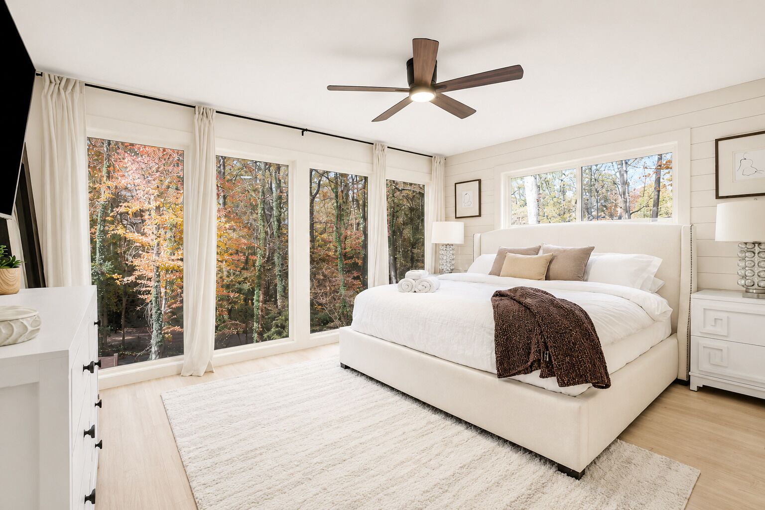 6 bedrooms, desk, iron/ironing board, WiFi (free)