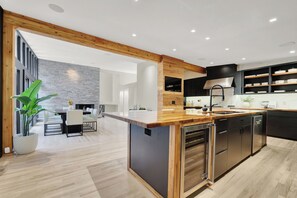 Fridge, microwave, oven, stovetop - Perfect for Graduations & Family Trips, Spacious Retreat Near Truist Park (Atlanta)
