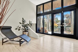 Interior - Luxury Villa Atlanta 6 On-Suites, Theater & Chefs Kitchen (Atlanta)