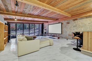 Smart TV, fireplace, DVD player, books - Perfect for Graduations & Family Trips, Spacious Retreat Near Truist Park (Atlanta)
