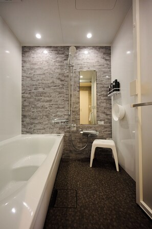 House | Bathroom | Combined shower/bathtub, free toiletries, hair dryer, slippers - Casa YONNA Chatan (Chatan)