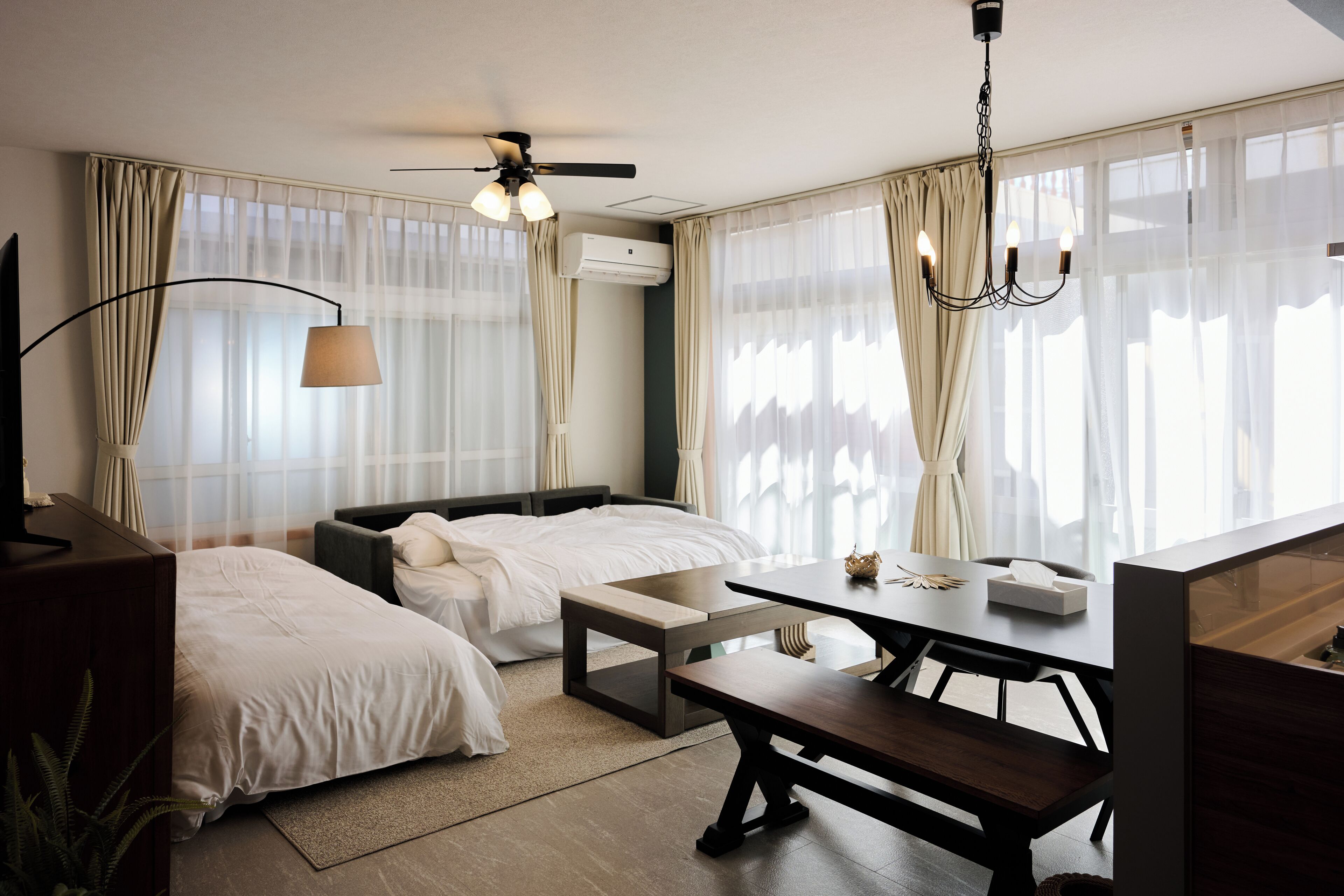 하우스 | 거실 공간 | 디지털 채널 시청이 가능한 55인치 LCD TV