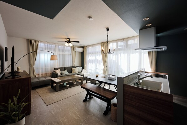 Talo | Oleskelualue | 55–tuumainen LCD-televisio, jossa digitaalikanavat