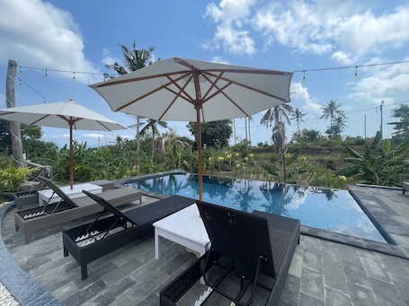 Una piscina al aire libre