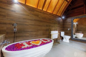 Deluxe Room | Bathroom