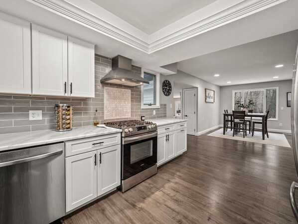 ثلاجة، ميكروويف، فرن، موقد طهي مسطح