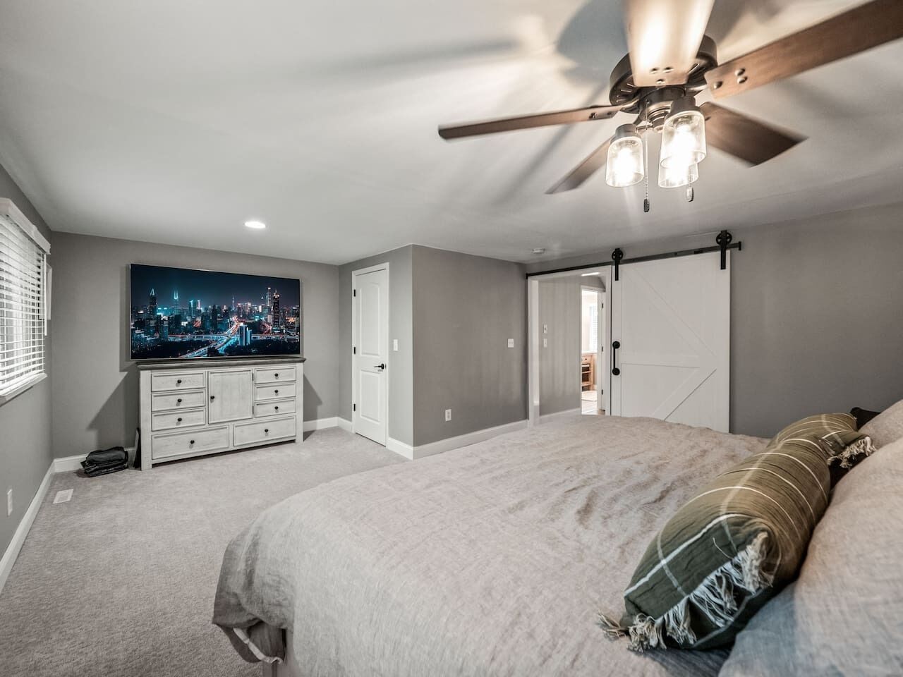 4 bedrooms, desk, travel crib, free WiFi