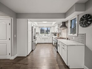 ثلاجة، ميكروويف، فرن، موقد طهي مسطح