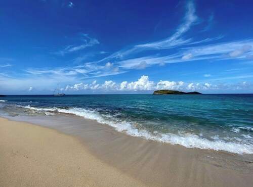 The Cottage at Green Cay - Walk to the Beach - King Bed - AC