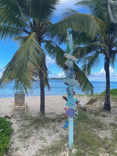 The Cottage at Green Cay - Walk to the Beach - King Bed - AC