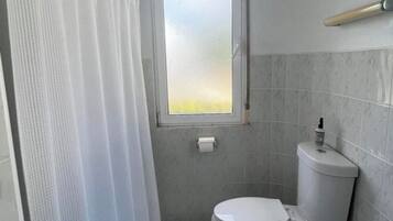 Een haardroger, een bidet, handdoeken, zeep