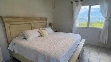 1 slaapkamer, een strijkplank/strijkijzer, beddengoed