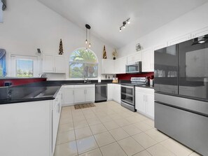 Mikrobølgeovn, ovn, kokeplater og oppvaskmaskin