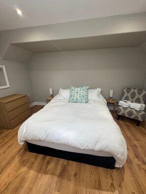 1 غرفة نوم ومكواة/لوح كي وواي ف�اي وملاءات أسرّة