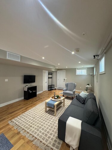 Charming 1-bedroom apartment in fantastic Richmond Hill with AC