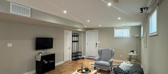 Charming 1-bedroom apartment in fantastic Richmond Hill with AC