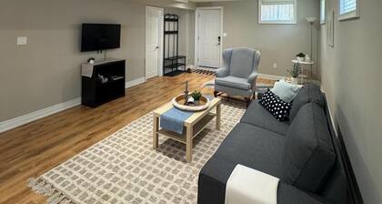 Charming 1-bedroom apartment in fantastic Richmond Hill with AC