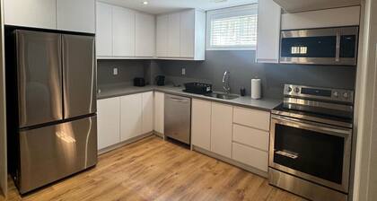 Charming 1-bedroom apartment in fantastic Richmond Hill with AC