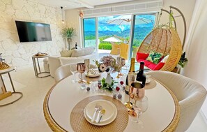 Biệt thự Cao cấp, hồ bơi riêng, quang cảnh biển | Bàn, khu vực làm việc phù hợp cho laptop 