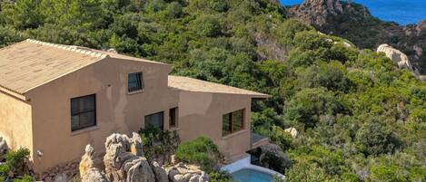 المنشأة من الخارج