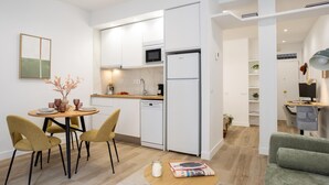 A modern apartment with a dining area, kitchen, and living space. - Apartment + Work Area in Retiro (Madrid)