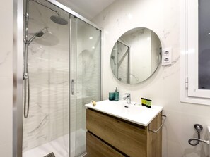 Dusche, Haartrockner, Handtücher