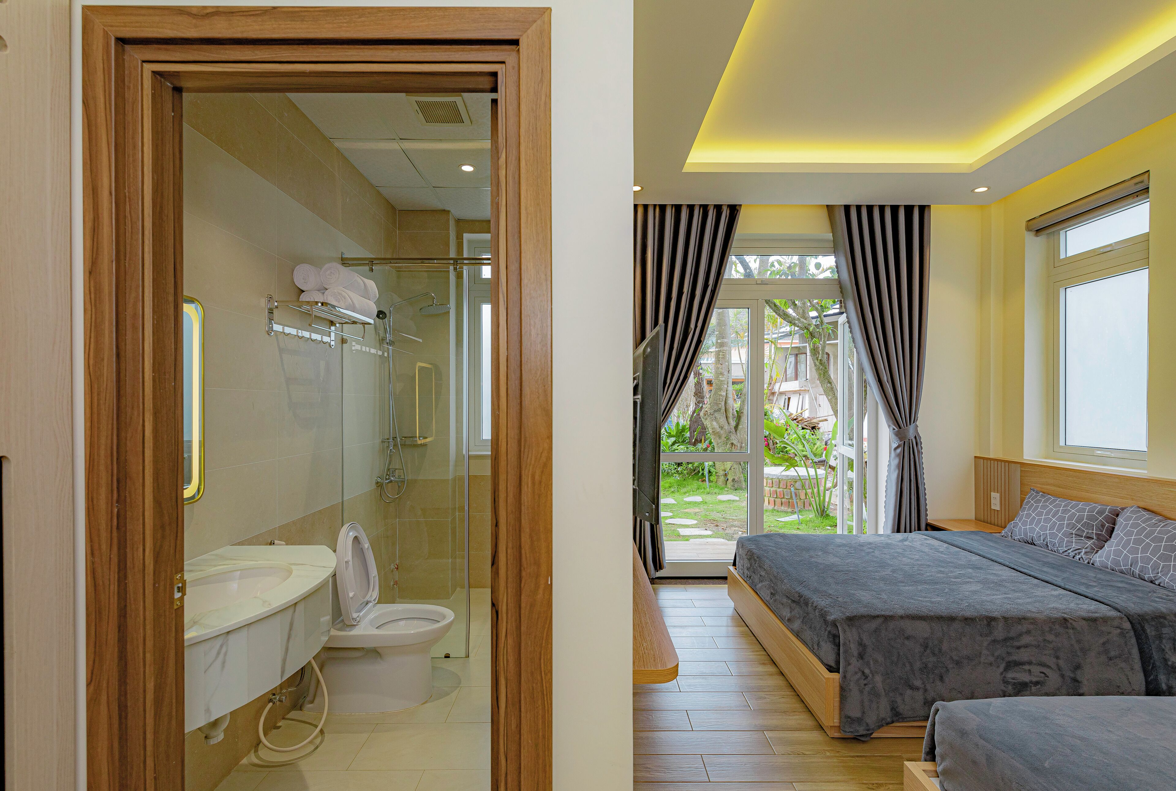 Deluxe Twin Room, Balcony, Courtyard View | Blackout curtains, iron/ironing board, free WiFi