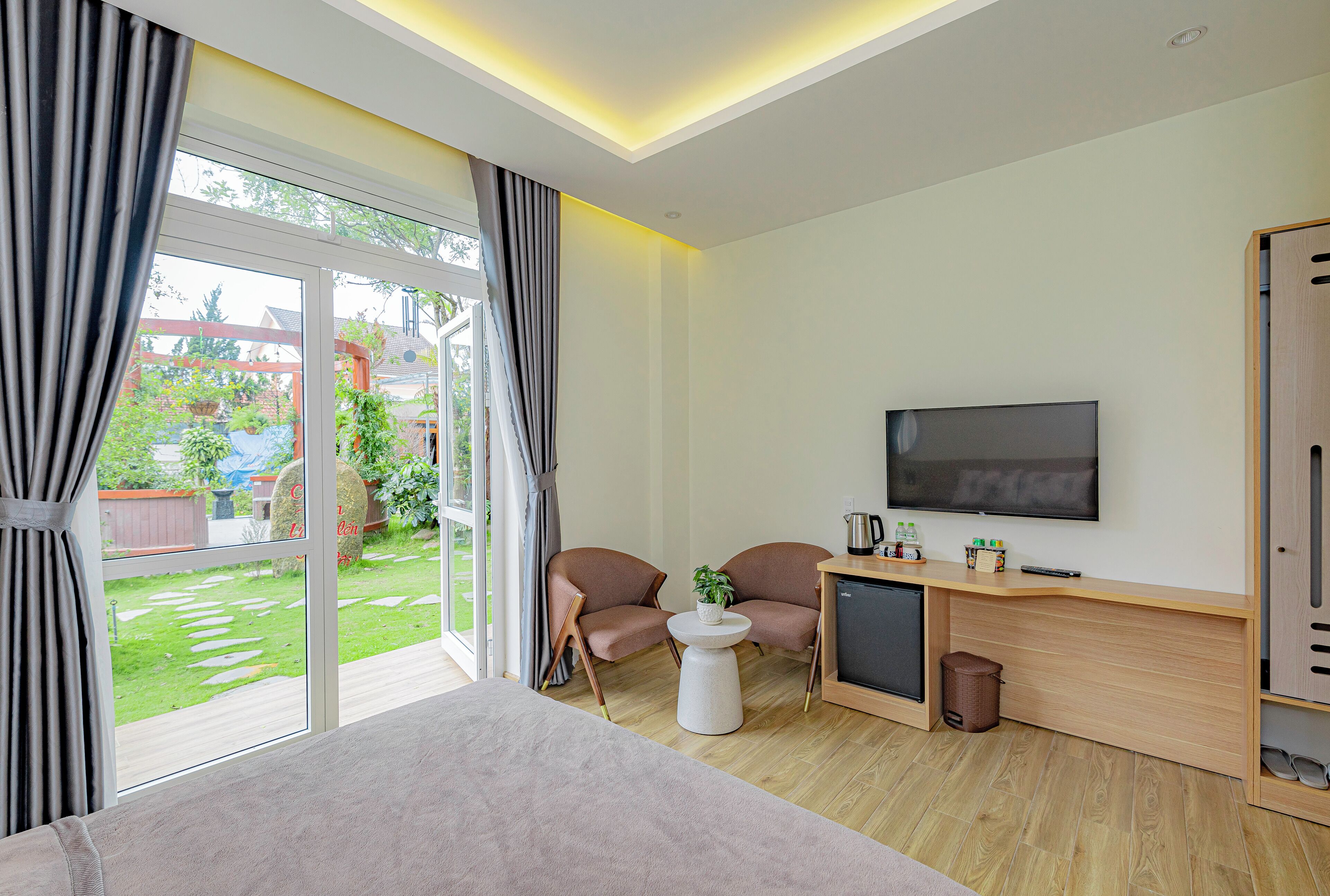 Deluxe Double Room, Balcony, Courtyard View | Blackout curtains, iron/ironing board, free WiFi