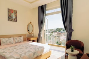 Habitación doble Deluxe, balcón, vista al patio | Cortinas blackout, tabla de planchar con plancha y wifi gratis 