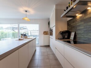 Een koelkast, een microgolfoven, een oven, een vaatwasser