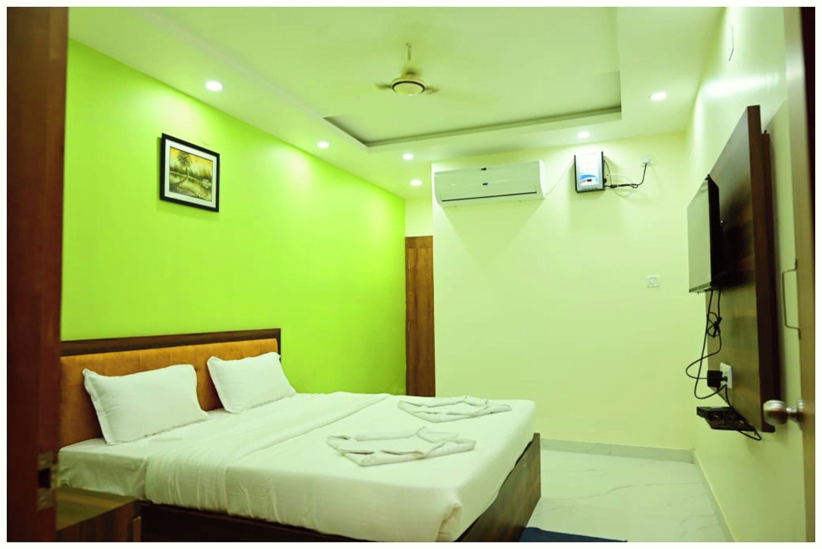 Hypo-allergenic bedding, desk, soundproofing, free WiFi