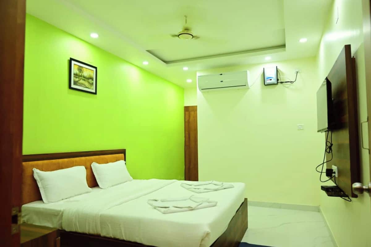 Hypo-allergenic bedding, desk, soundproofing, free WiFi