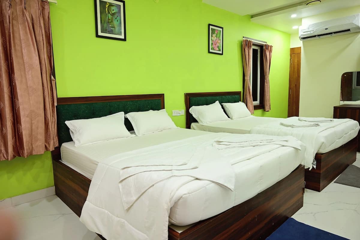 Family Double Room, Air conditioning | Hypo-allergenic bedding, desk, soundproofing, free WiFi