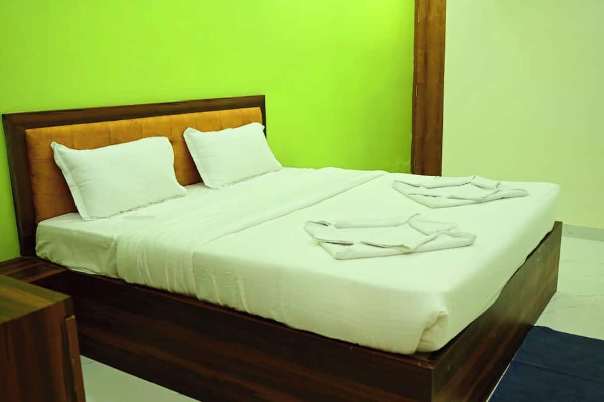 Hypo-allergenic bedding, desk, soundproofing, free WiFi