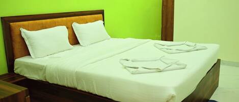 Hypo-allergenic bedding, desk, soundproofing, free WiFi