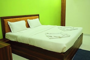 Hypo-allergenic bedding, desk, soundproofing, free WiFi