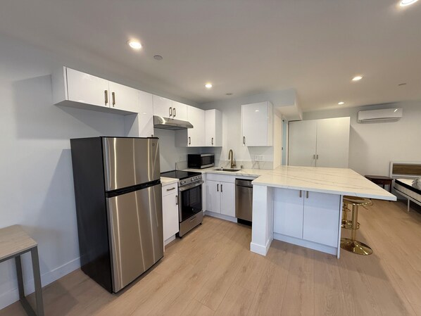 Fridge, microwave, oven, stovetop - Cozy and Private Studio with Laundry and AC (Los Angeles)