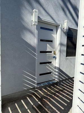 Exterior detail - Cozy and Private Studio with Laundry and AC (Los Angeles)