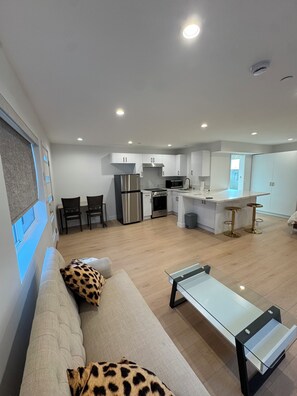 Smart TV - Cozy and Private Studio with Laundry and AC (Los Angeles)