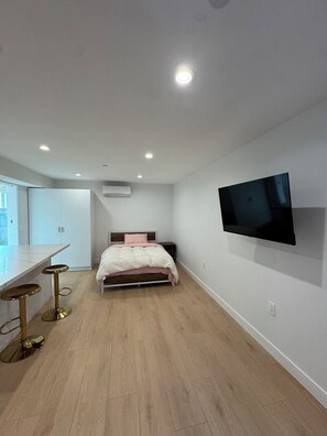 Desk, iron/ironing board, free WiFi, bed sheets - Cozy and Private Studio with Laundry and AC (Los Angeles)