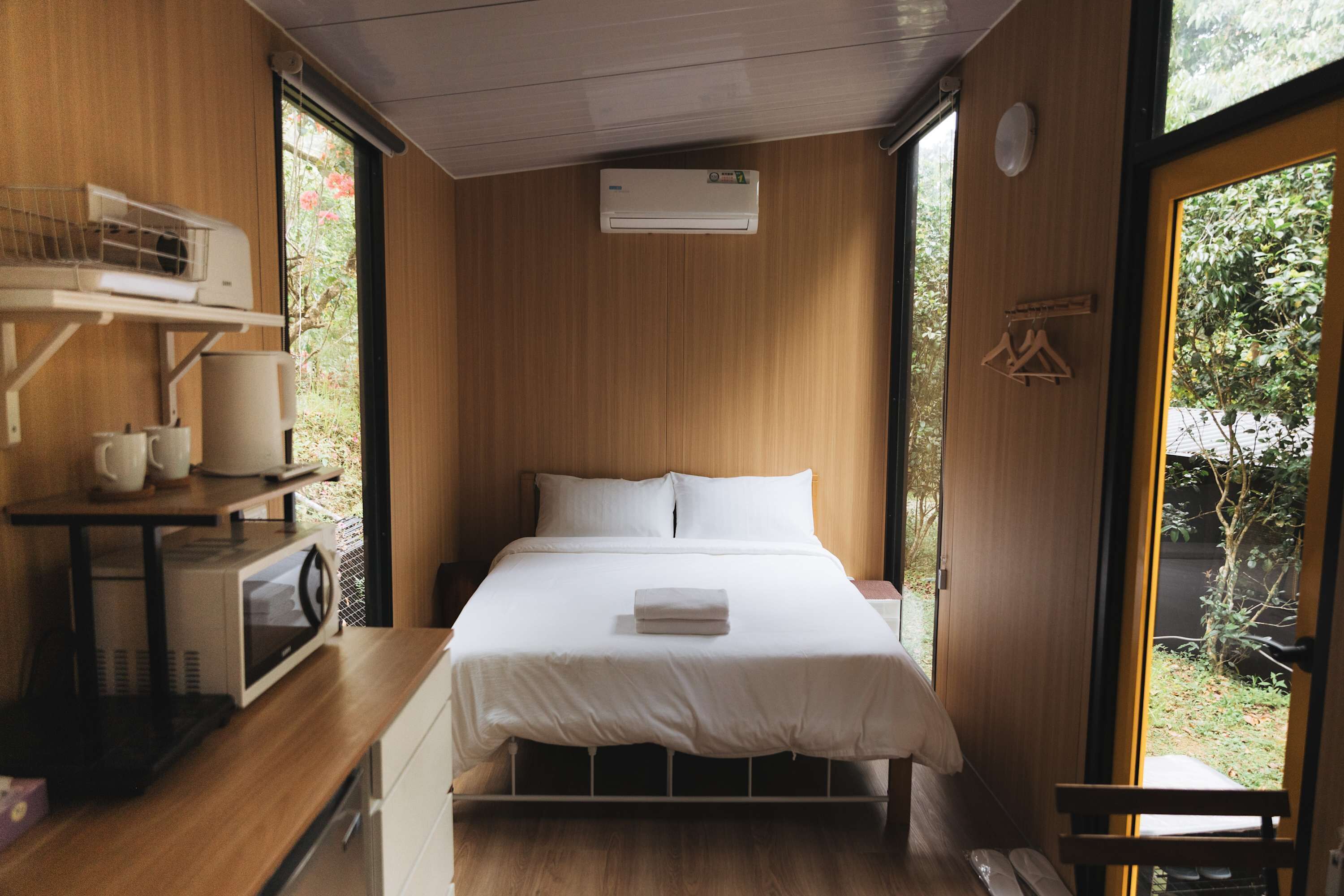 1 bedroom, bed sheets