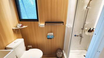 Shower, hair dryer, towels, shampoo