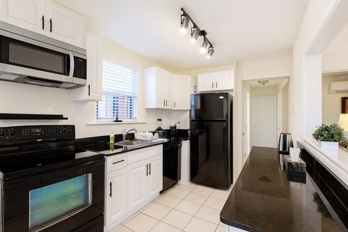 Tranquil 2-bedroom house in Central Toronto with 1 Parking