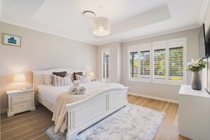 4 bedrooms, iron/ironing board, internet, bed sheets