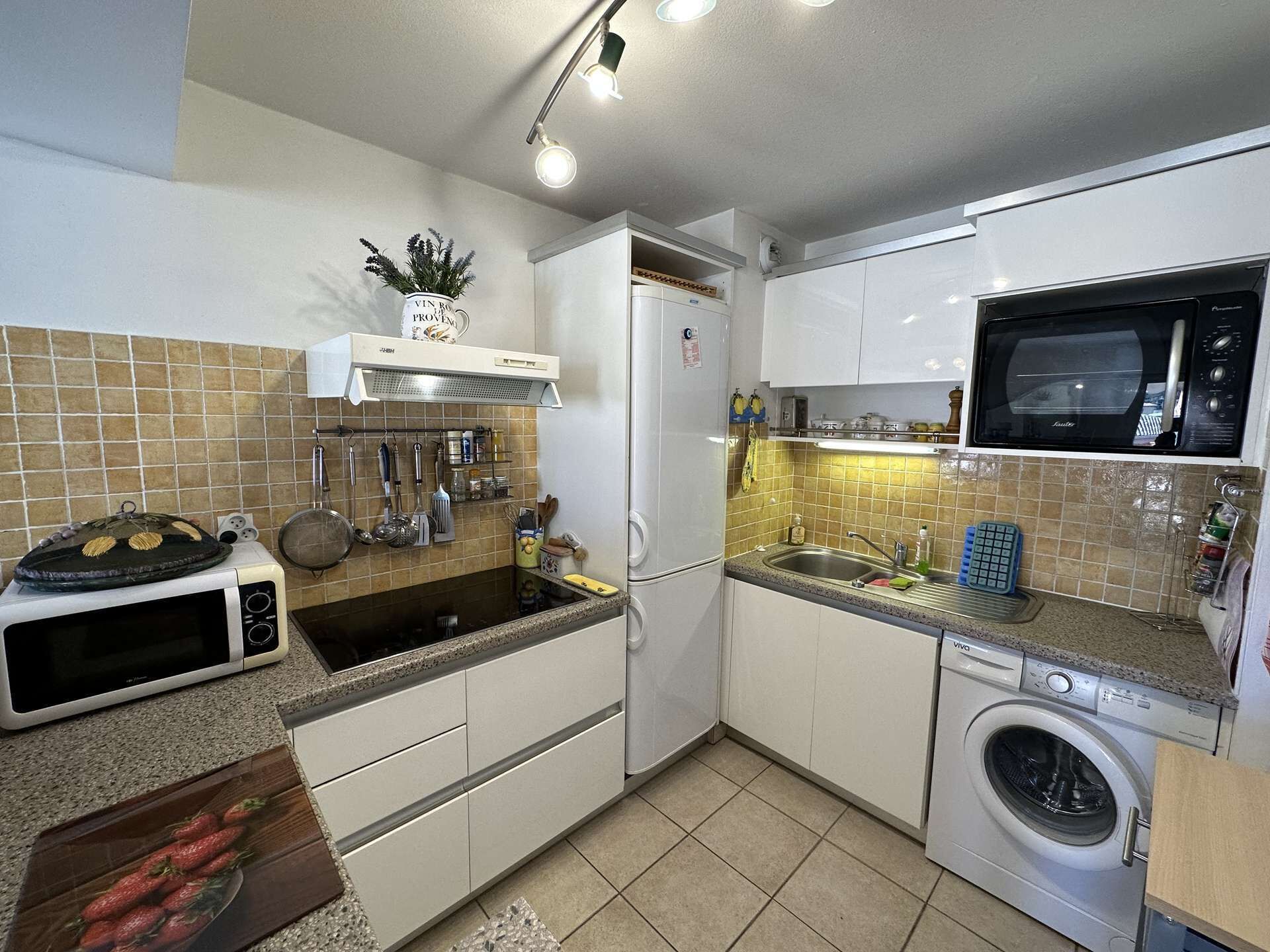 Réfrigérateur, lave-vaisselle, grille-pain